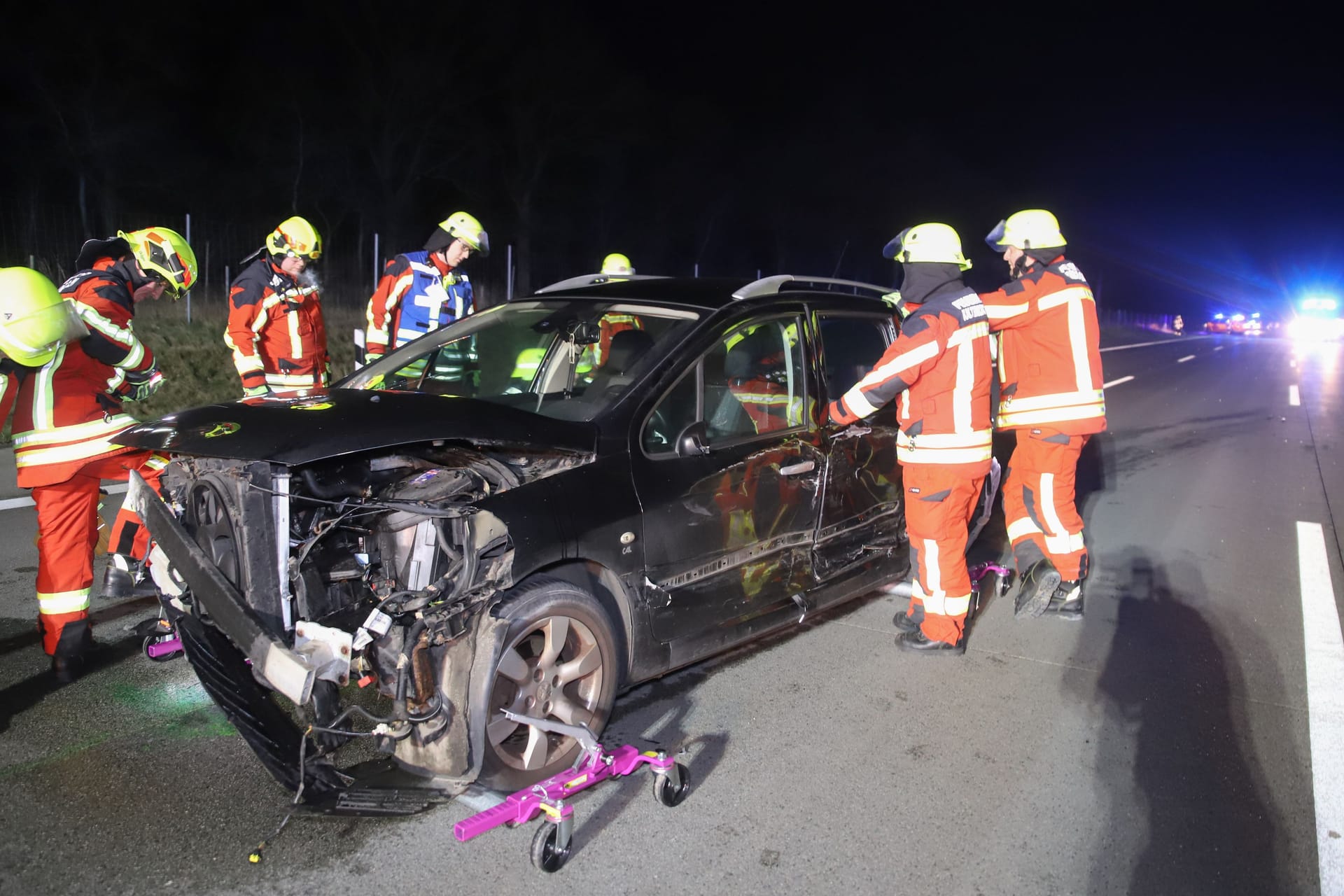 Ein Fahrzeug wurde bei einem Unfall auf der A7 schwer beschädigt: Zwei Personen wurden verletzt.