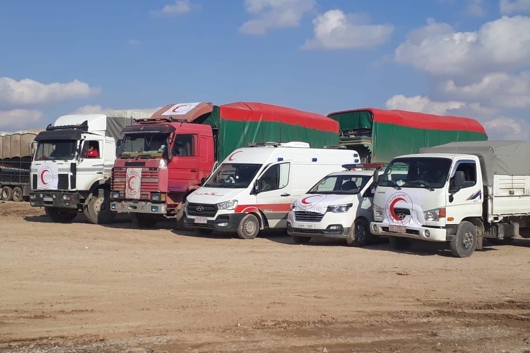 Trucks aus den Kurdengebieten vom Kurdischen Roten Halbmond warten am Sonntag auf die Genehmigung zur Weiterfahrt.