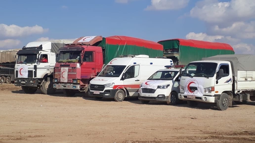 Trucks aus den Kurdengebieten vom Kurdischen Roten Halbmond warten am Sonntag auf die Genehmigung zur Weiterfahrt.