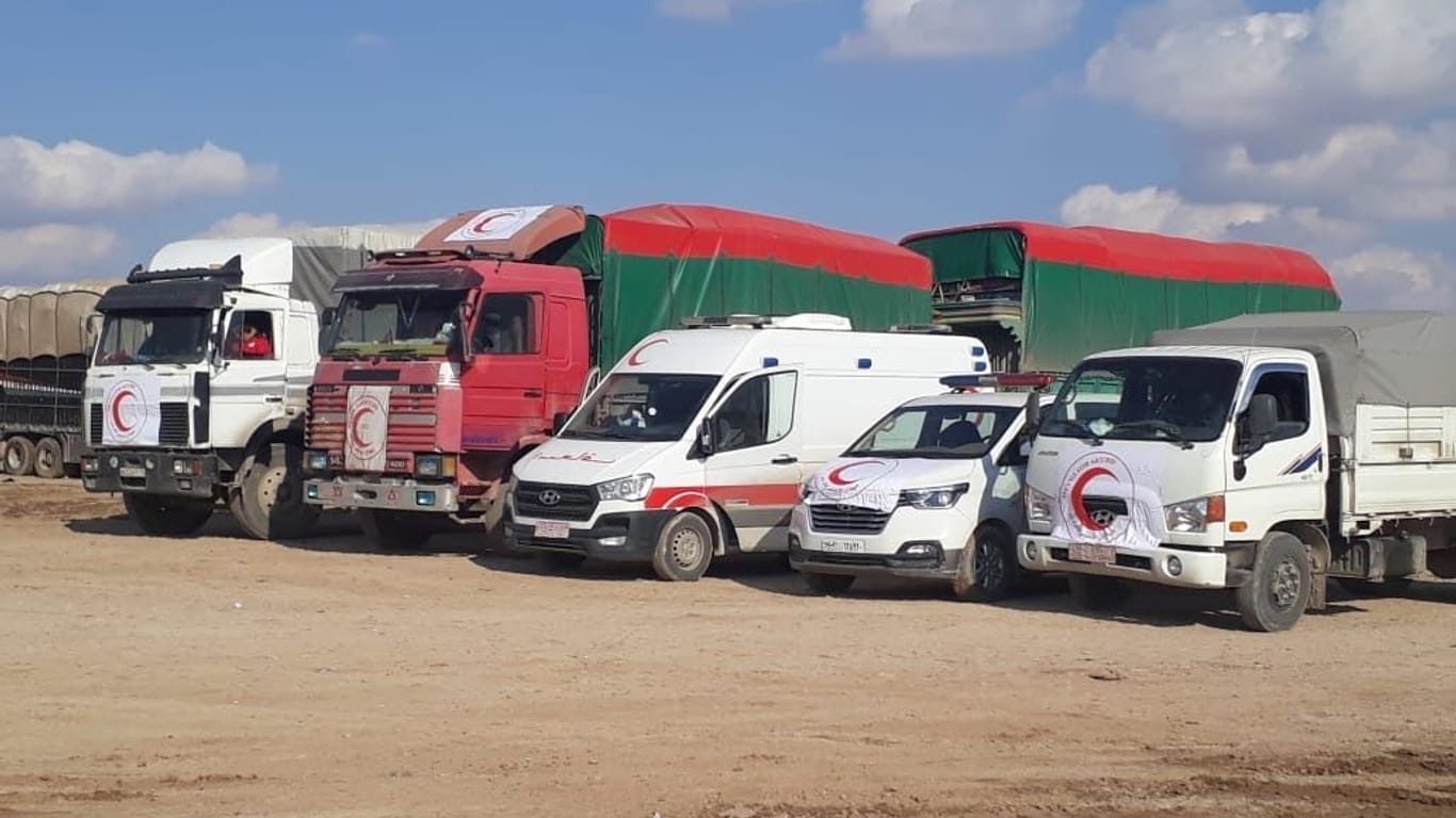 Trucks aus den Kurdengebieten vom Kurdischen Roten Halbmond warten am Sonntag auf die Genehmigung zur Weiterfahrt.