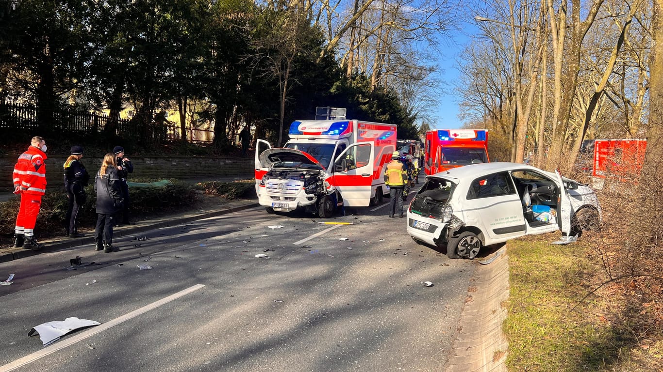 Schwerer Verkehrsunfall mit Rettungswagen in Essen