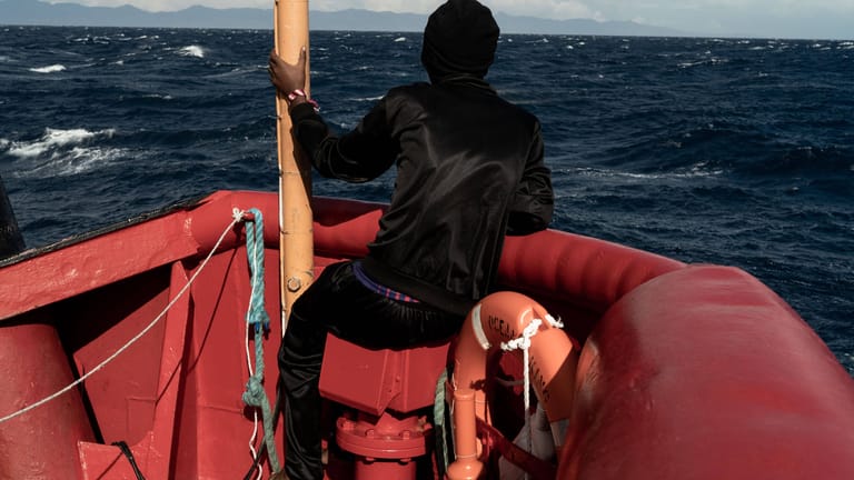 Ein Flüchtling auf einem Boot: Für den Tod des Bruders macht das Gericht Ungarn verantwortlich.