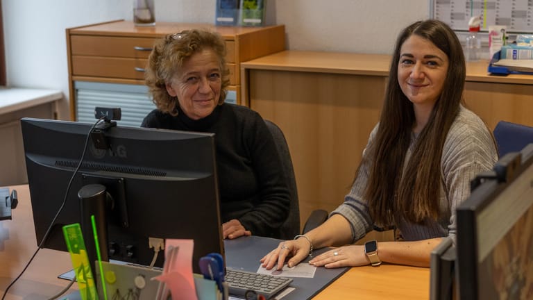 Arbeiten am gemeinsamen Projekt: Vereinsvorsitzende Annja von Lanzenauer (links) mit der ehrenamtlichen Helferin Suzana Jordanovic.