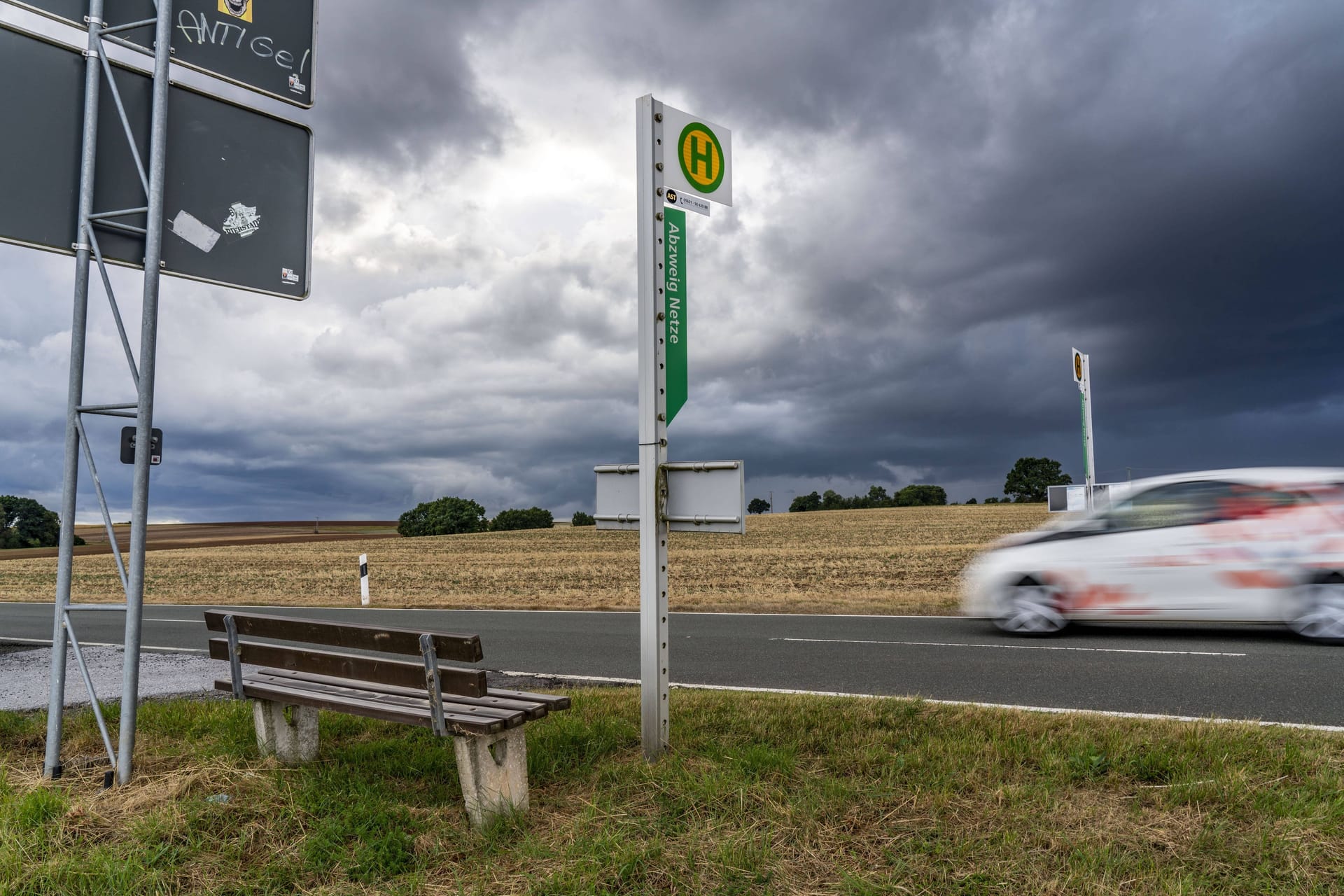 Haltestelle in Nord-Hessen: Nach 17 Uhr verkehrt kein Bus mehr.