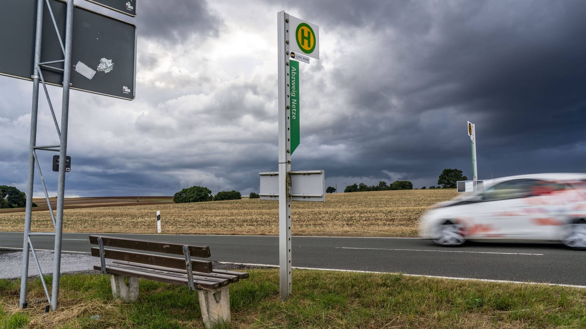 Haltestelle in Nord-Hessen: Nach 17 Uhr verkehrt kein Bus mehr.