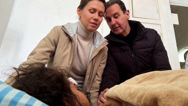 Baschar al-Assad und seine Frau Asma in einem Krankenhaus in Aleppo: Die Stadt hatte der syrische Machthaber einst bombardieren lassen.