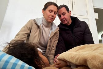 Baschar al-Assad und seine Frau Asma in einem Krankenhaus in Aleppo: Die Stadt hatte der syrische Machthaber einst bombardieren lassen.
