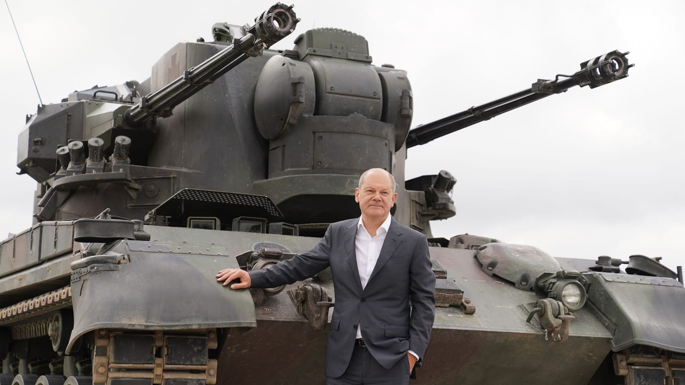Olaf Scholz und ein Panzer vom Typ Gepard (Archivbild): Die Bundeswehr muss dringend reformiert werden.