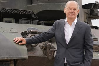 Olaf Scholz und ein Panzer vom Typ Gepard (Archivbild): Deutschland führt in Europa bei den Hilfen für die Ukraine.