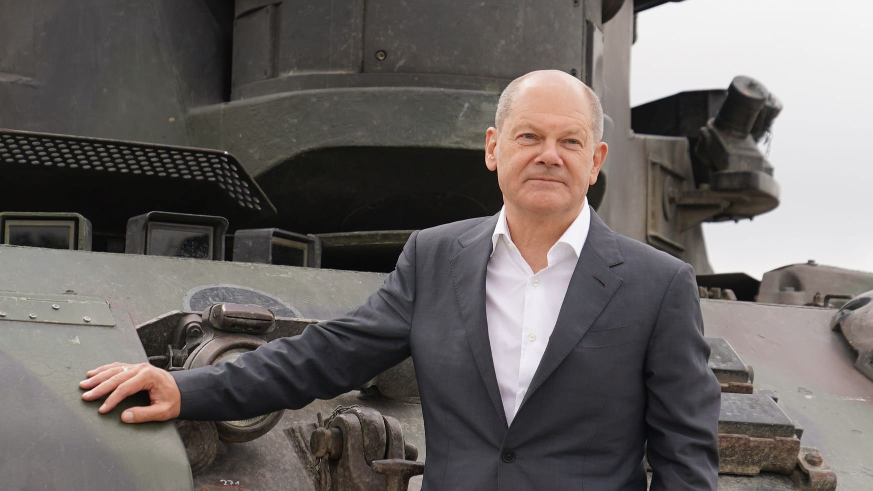 Olaf Scholz und ein Panzer vom Typ Gepard (Archivbild): Deutschland führt in Europa bei den Hilfen für die Ukraine.