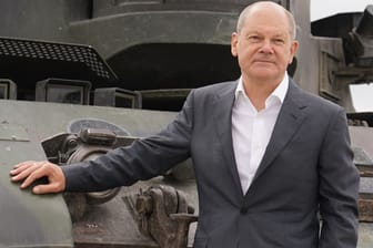 Olaf Scholz und ein Panzer vom Typ Gepard (Archivbild): Deutschland führt in Europa bei den Hilfen für die Ukraine.