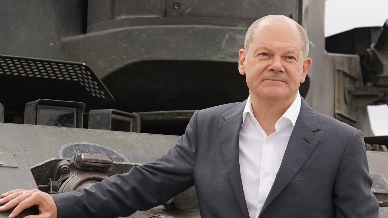 Olaf Scholz und ein Panzer vom Typ Gepard (Archivbild): Deutschland führt in Europa bei den Hilfen für die Ukraine.