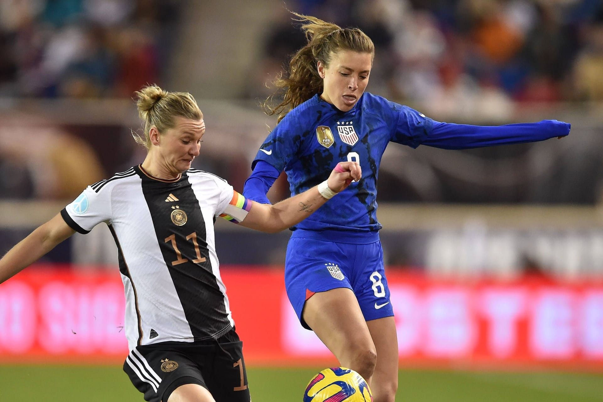 Alexandra Popp (l.) und Sofia Huerta: Im August findet die Frauen-WM in Australien statt.