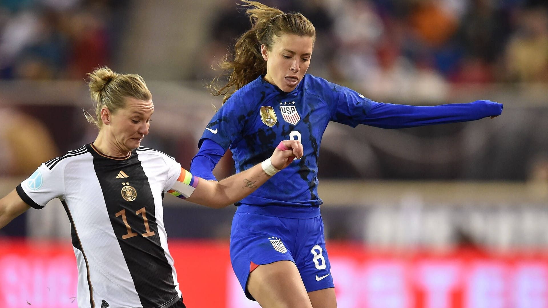 Alexandra Popp (l.) und Sofia Huerta: Im August findet die Frauen-WM in Australien statt. Alexandra Popp (l.) und Sofia Huerta: Im August findet die Frauen-WM in Australien statt.