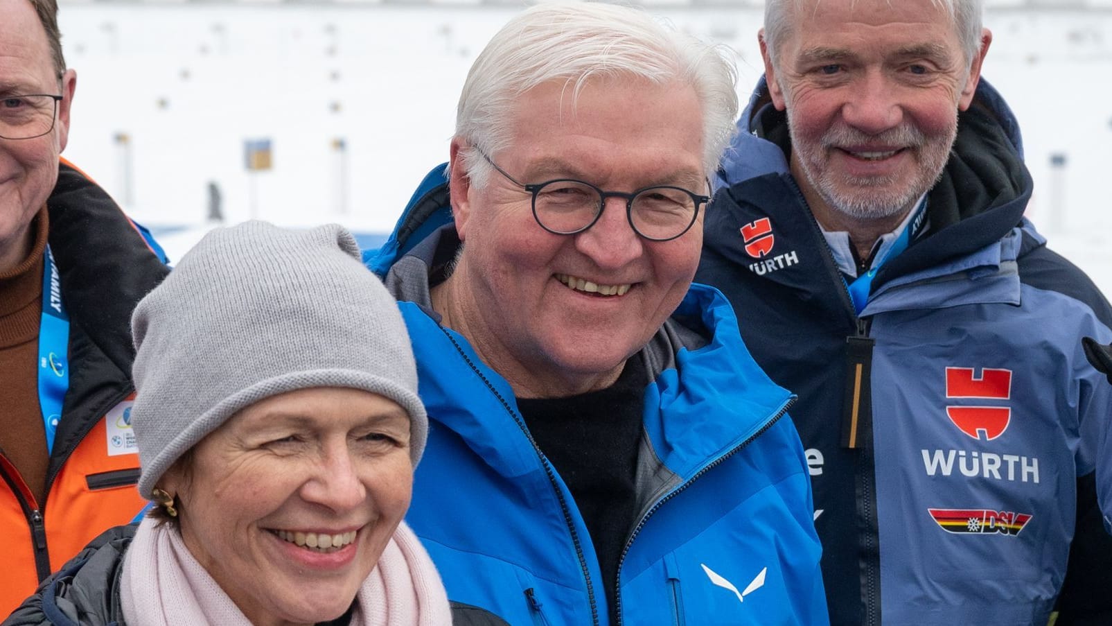 Aufmerksamer Beobachter: Bundespräsident Steinmeier beim Biathlon in Oberhof.