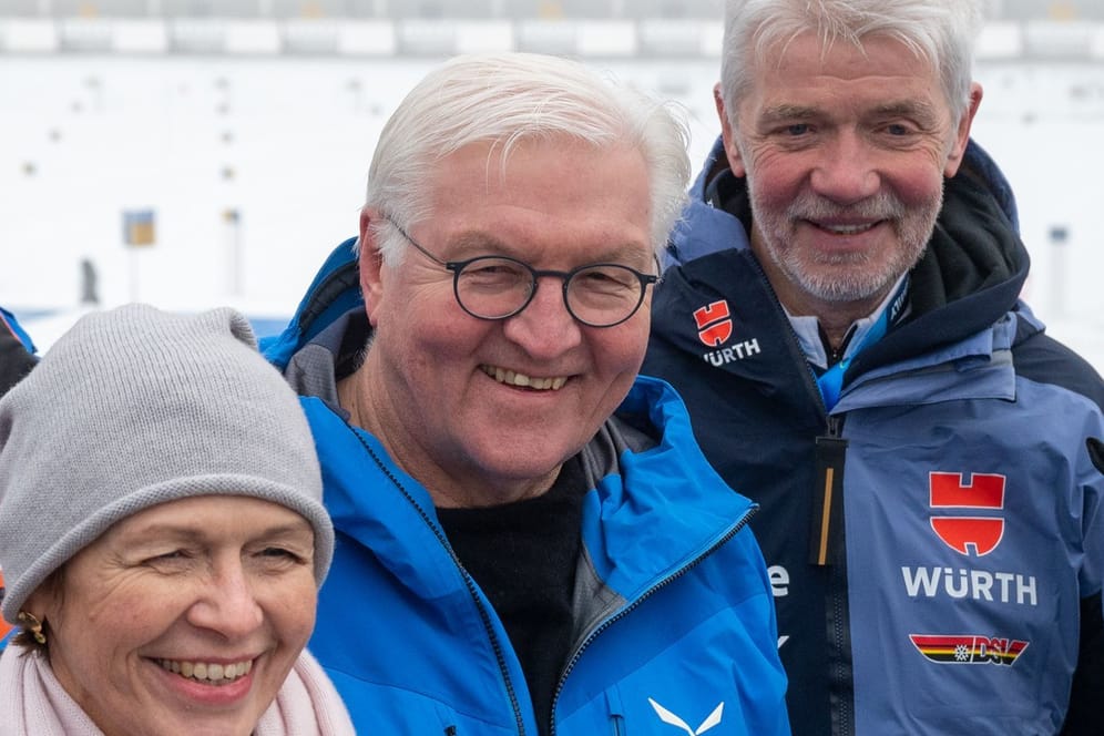 Aufmerksamer Beobachter: Bundespräsident Steinmeier beim Biathlon in Oberhof.