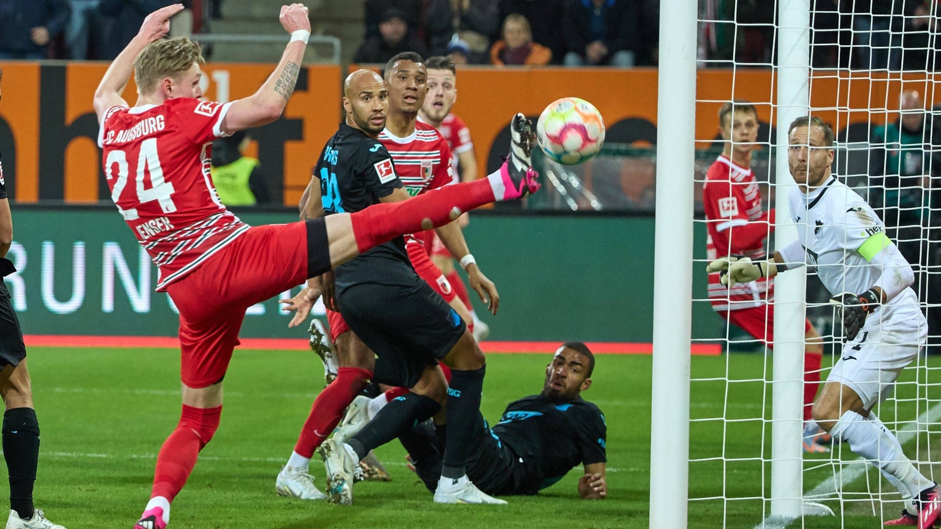 Die Entscheidung: Augsburgs Jensen (li.) ist zur Stelle und trifft zum 1:0 gegen Hoffenheim.