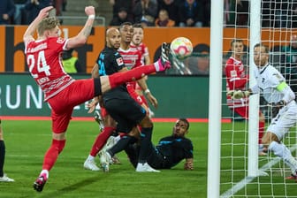 Die Entscheidung: Augsburgs Jensen (li.) ist zur Stelle und trifft zum 1:0 gegen Hoffenheim.