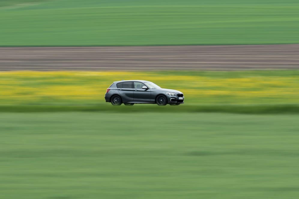 Ein Auto fährt schnell durch die Landschaft (Symbolbild): Die Polizei registrierte 2022 in Bayern so viele illegale Autorennen wie noch nie zuvor.