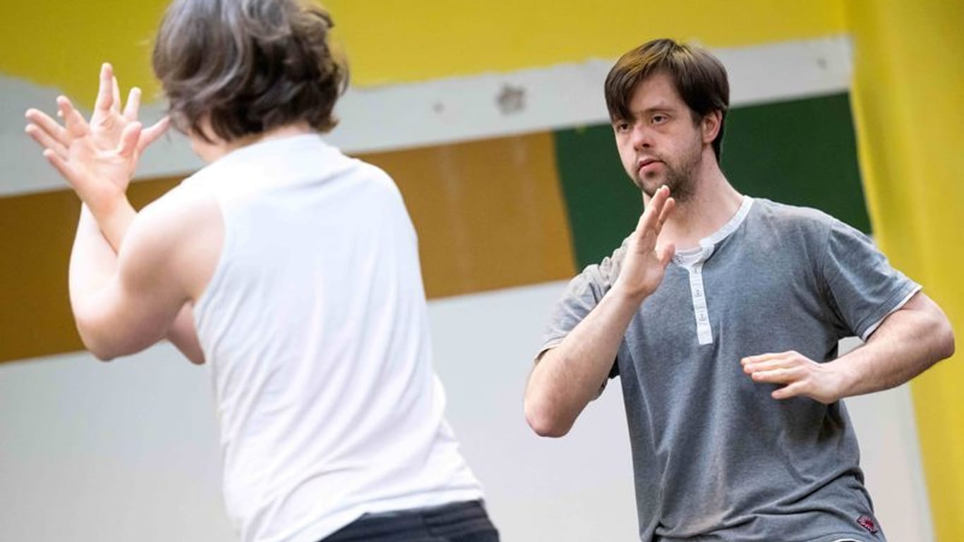 Oskar Spatz trainiert mit seinen Kolleginnen und Kollegen aus der Tanzcompany "tanzbar_bremen".