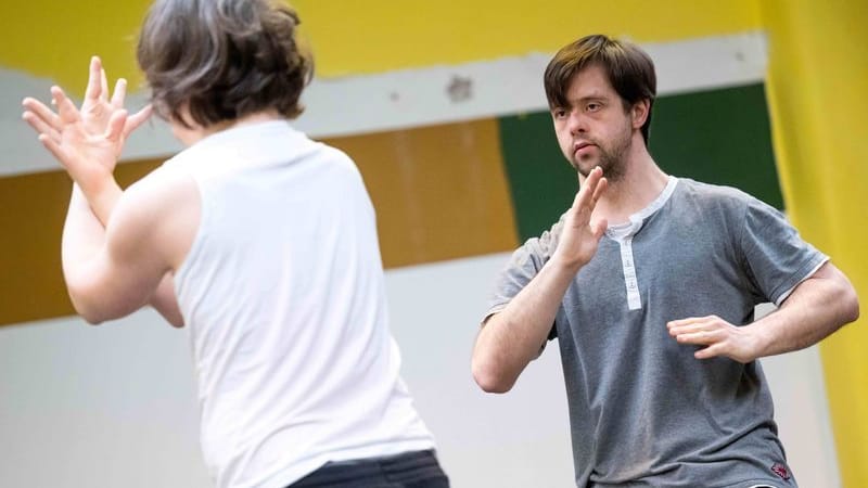 Oskar Spatz trainiert mit seinen Kolleginnen und Kollegen aus der Tanzcompany "tanzbar_bremen". Oskar Spatz trainiert mit seinen Kolleginnen und Kollegen aus der Tanzcompany "tanzbar_bremen".