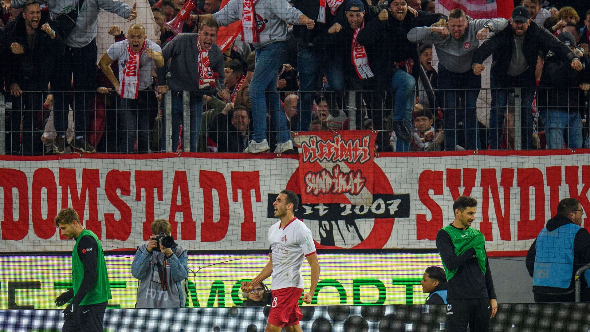 Fans jubeln Ellyes Skhiri im RheinEnergieStadion zu.