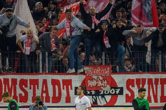Fans jubeln Ellyes Skhiri im RheinEnergieStadion zu.
