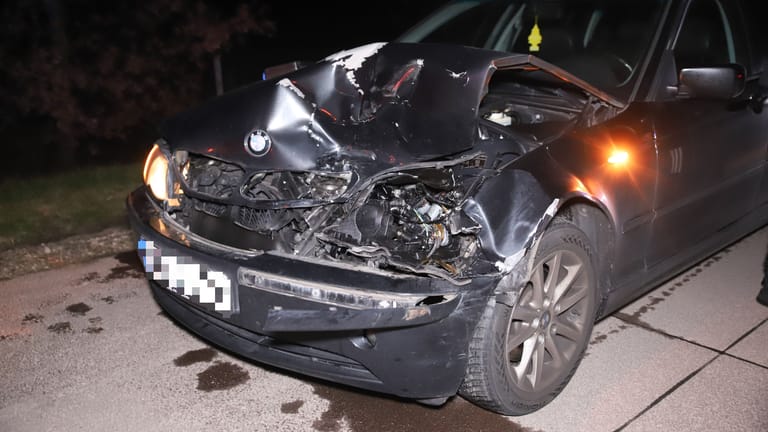 Der verunfallte BMW musste abgeschleppt werden: Sein Fahrer soll völlig betrunken gewesen sein.