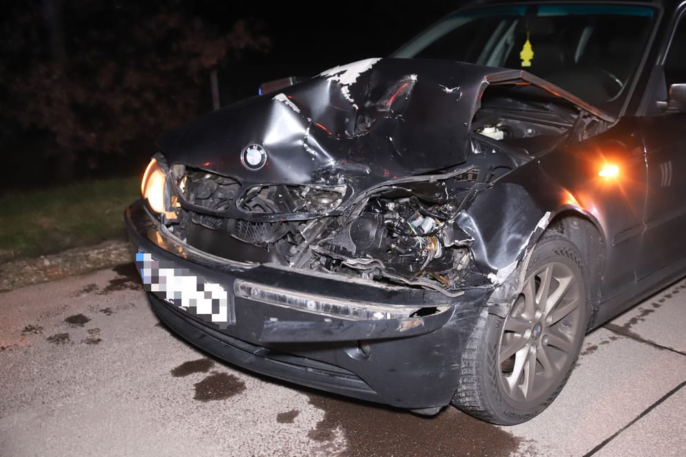 Der verunfallte BMW musste abgeschleppt werden: Sein Fahrer soll völlig betrunken gewesen sein.