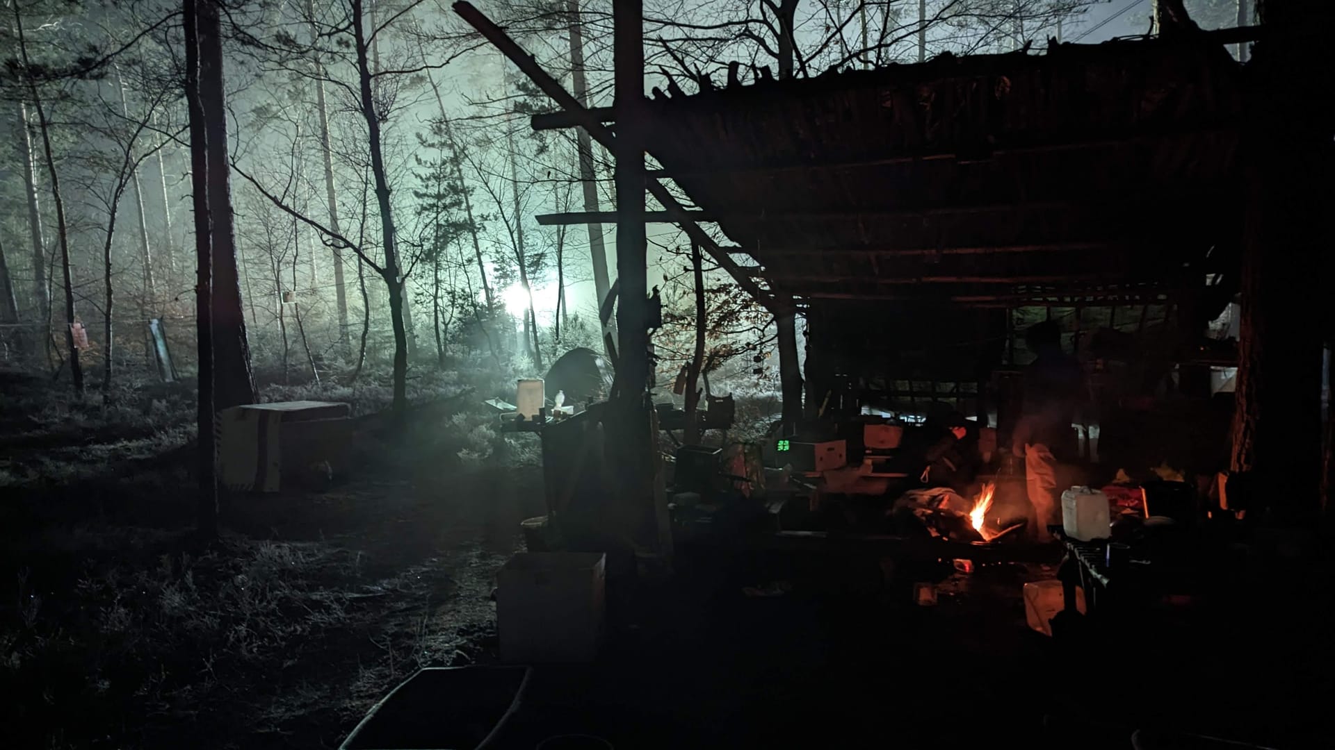 In der Nacht auf Mittwoch ist es Protestcamp ruhig geblieben, die Aktivisten haben aber schon andere Nächte erlebt und etwa eine zersägte Holztoilette zur Anzeige gebracht.