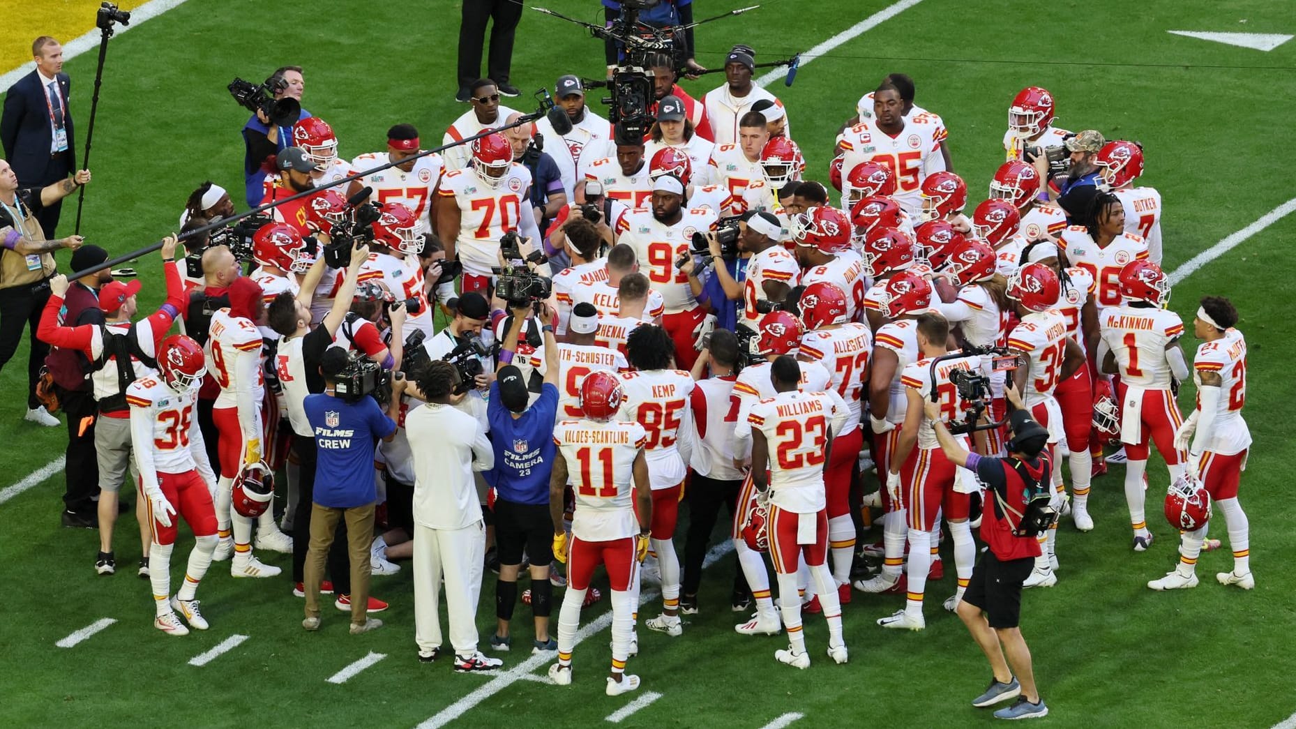 Super Bowl 2023 im Liveticker: Bewegender Moment: NFL-Stars weinen bei Nationalhymne