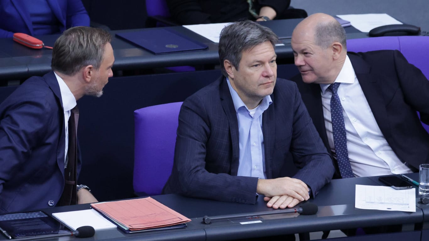 Das Trio soll es richten: Finanzminister Christian Lindner, Wirtschaftsminister Robert Habeck und Bundeskanzler Olaf Scholz (von links).