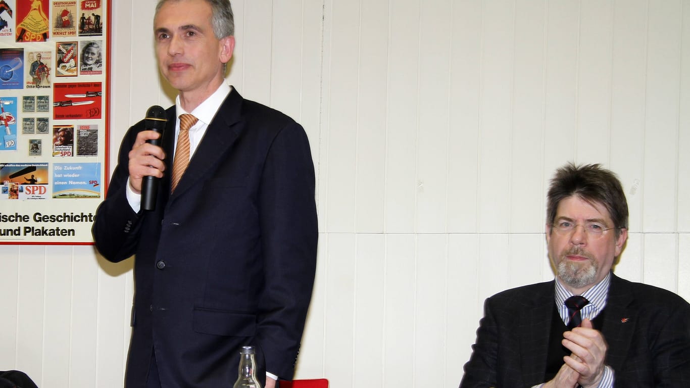 Der damalige Frankfurter Oberbürgermeister Peter Feldmann (SPD, links) und der Landtagsabgeordnete Gernot Grumbach: Sie machten Mike Josef zum SPD-Chef.