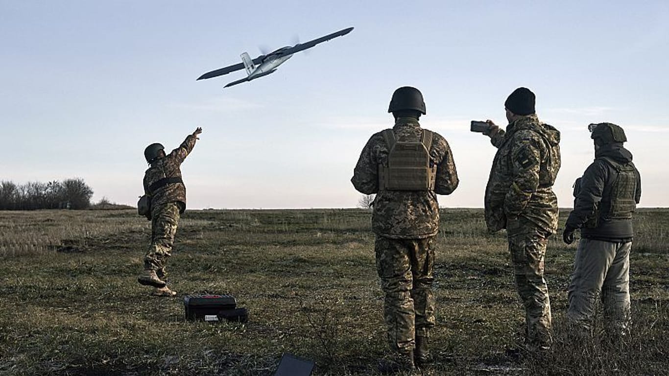 Ukrainische Soldaten lassen eine Drohne starten: Kiew droht, die Zahl der Angriffe auf die Hauptstadt zu erhöhen.