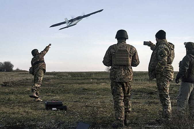 Ukrainische Soldaten lassen eine Drohne starten: Kiew droht, die Zahl der Angriffe auf die Hauptstadt zu erhöhen.