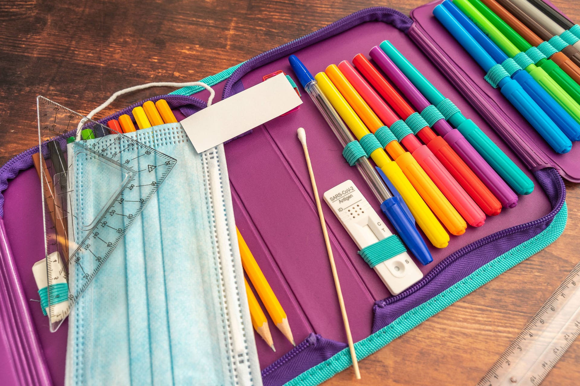 Ein Etui mit einem negativen Corona-Test (Symbolbild): Während in der Pandemie Schüler noch Corona-Tests vorlegen mussten, können Schüler und Lehrer künftig auch positiv in den Unterricht gehen.