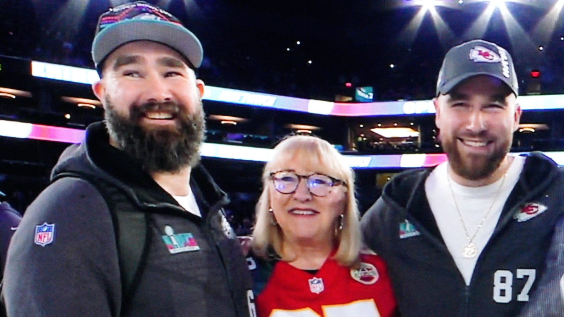 Familienbande: Jason Kelce, Mutter Donna und Bruder Travis (v. li.).