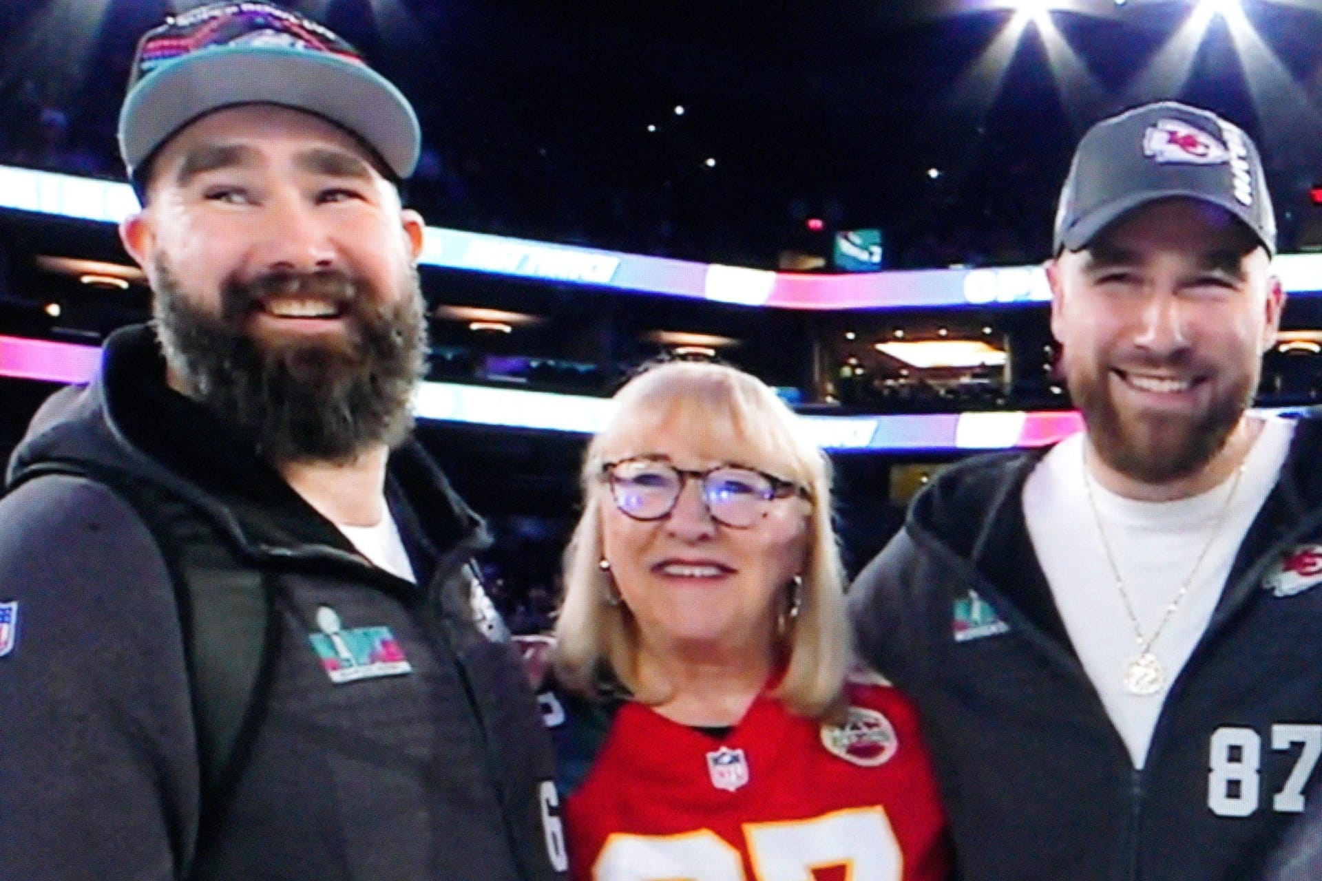 Familienbande: Jason Kelce, Mutter Donna und Bruder Travis (v. li.).