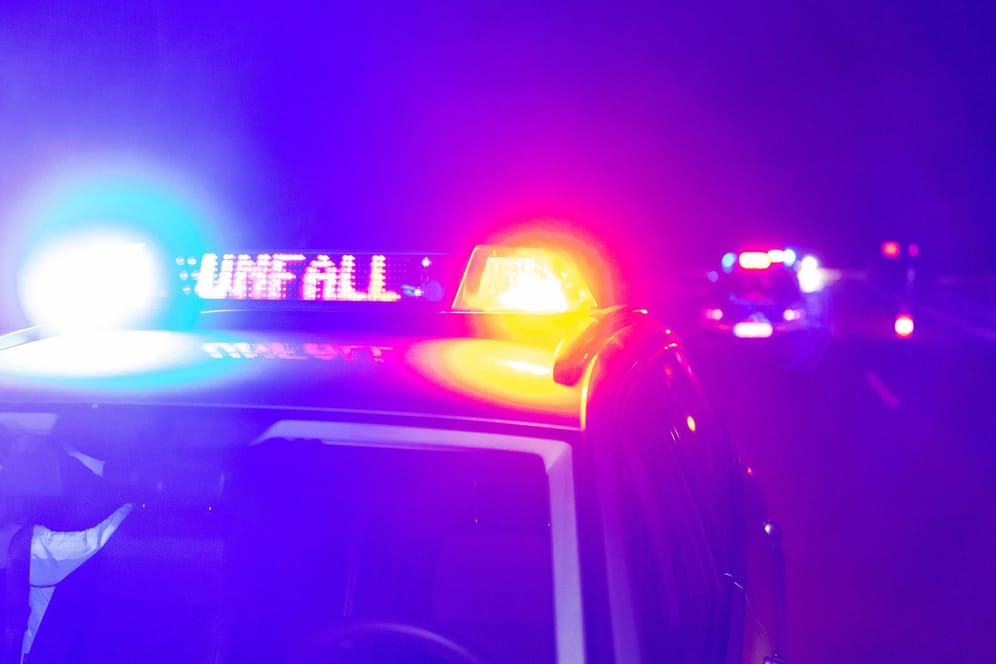 Polizeiwagen mit Blaulicht und dem Schriftzug Unfall: Drei Menschen sind ums Leben gekommen.