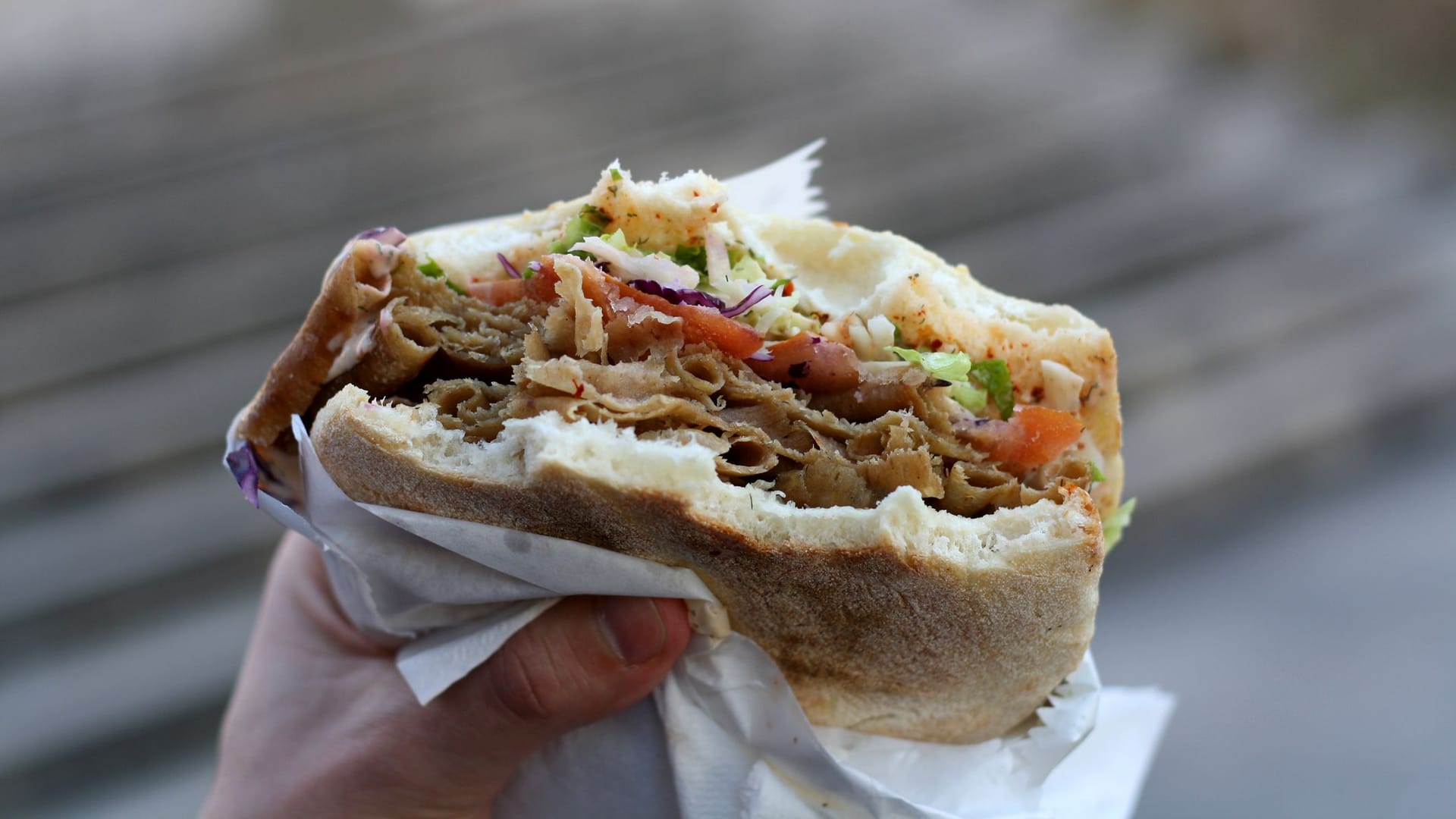 Döner: Das Fast Food ist sowohl mittags als auch abends sehr beliebt. Döner: Das Fast Food ist sowohl mittags als auch abends sehr beliebt.
