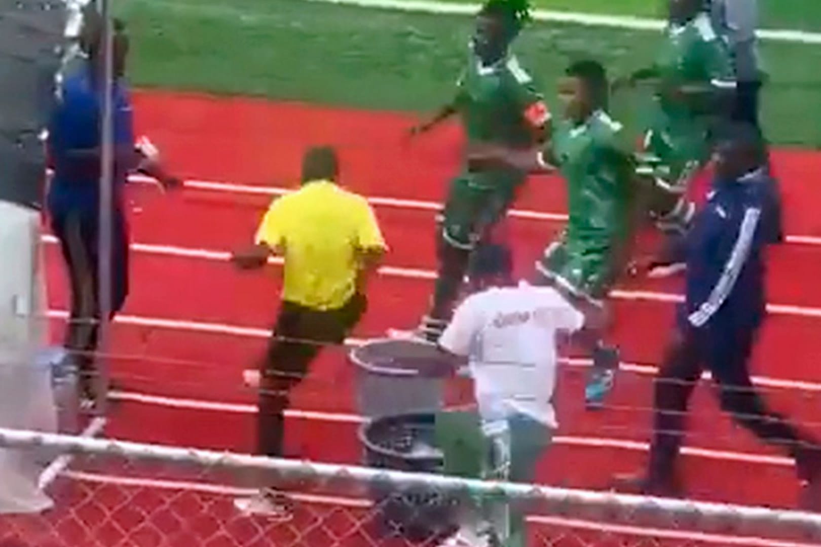 Fußballerinnen verprügeln Schiri