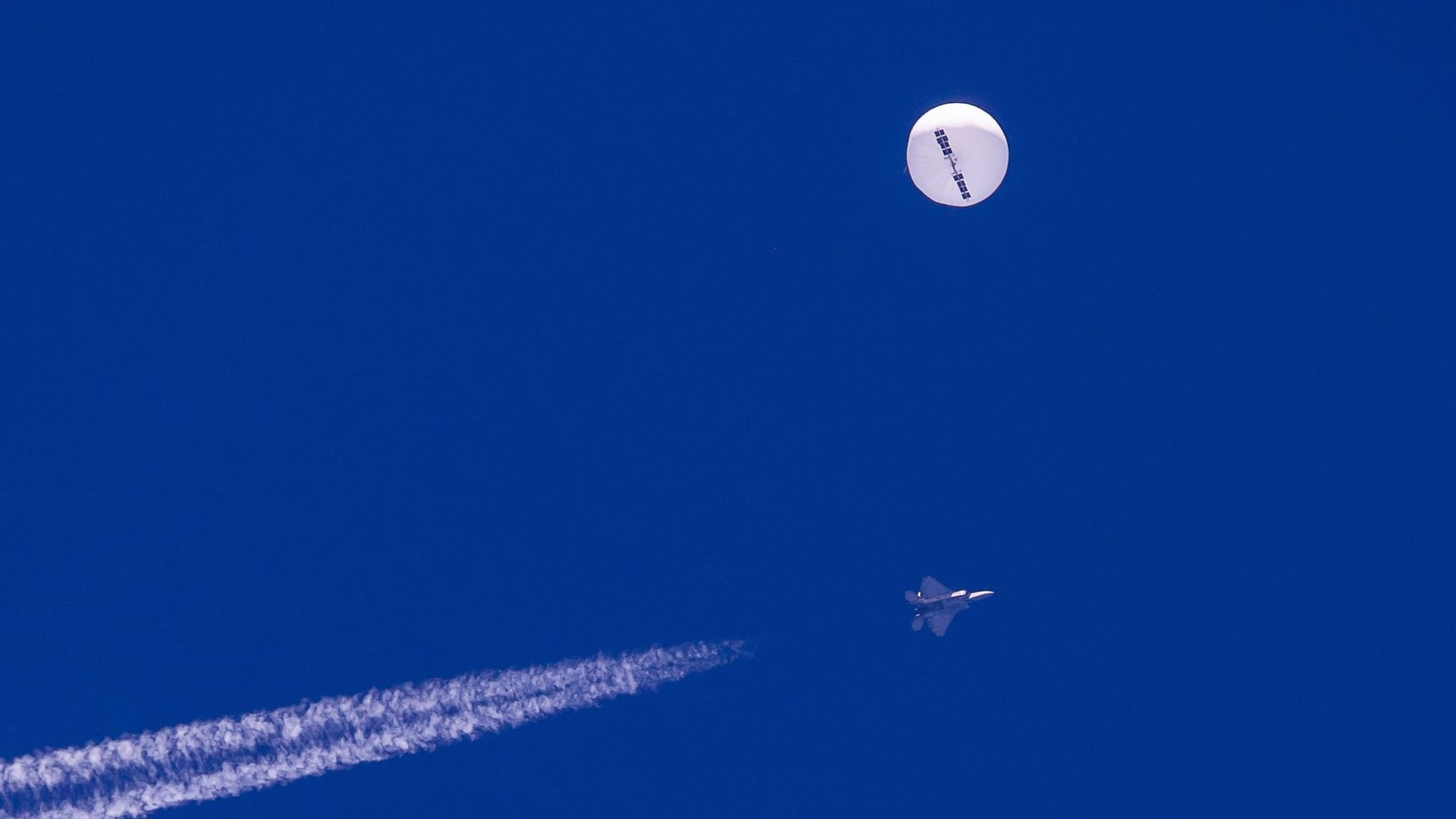 Der Ballon über dem Atlantischen Ozean: Ein US-Kampfflugzeug hat das Flugobjekt am Samstag abgeschossen.