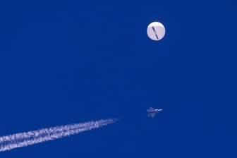 Der Ballon über dem Atlantischen Ozean: Ein US-Kampfflugzeug hat das Flugobjekt am Samstag abgeschossen.