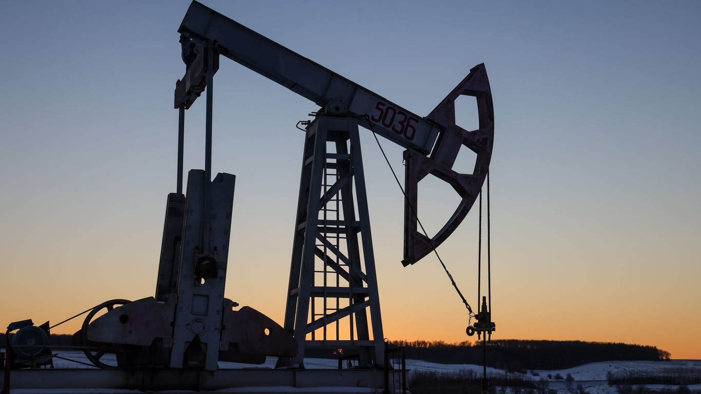 Ölförderung: Die EU will die Einnahmen Russlands mit Preisobergrenzen verringern.