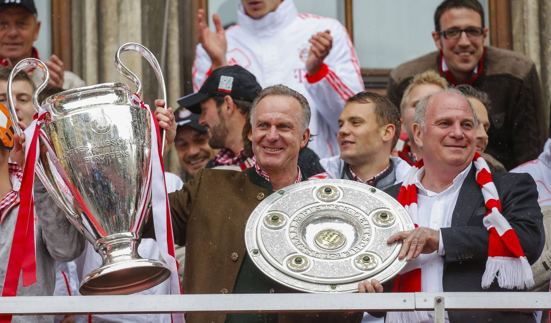 Unter der Führung von Rummenigge und Hoeneß baut der FC Bayern seine Vormachtstellung im deutschen Fußball noch aus. 2013 holt die Mannschaft das Triple.