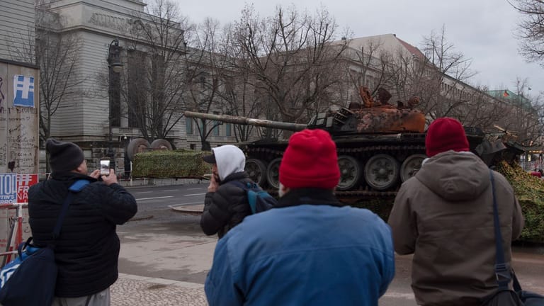Personen vor dem Panzer: Das gesamte Wochenende bleibt er vor der russischen Botschaft stehen.