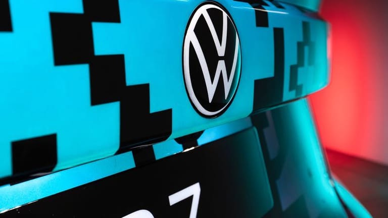 Lichtspiele im Lack: Der VW ID zeigt sich mit vielen Lackschichten, die zum Teil zum Leuchten gebracht werden.