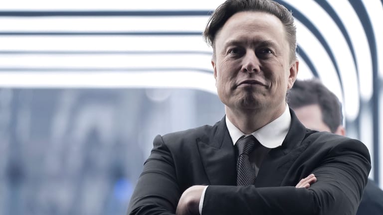 Umfragewerte im Keller: Elon Musk hat ein Imageproblem. Und mit ihm auch Tesla.