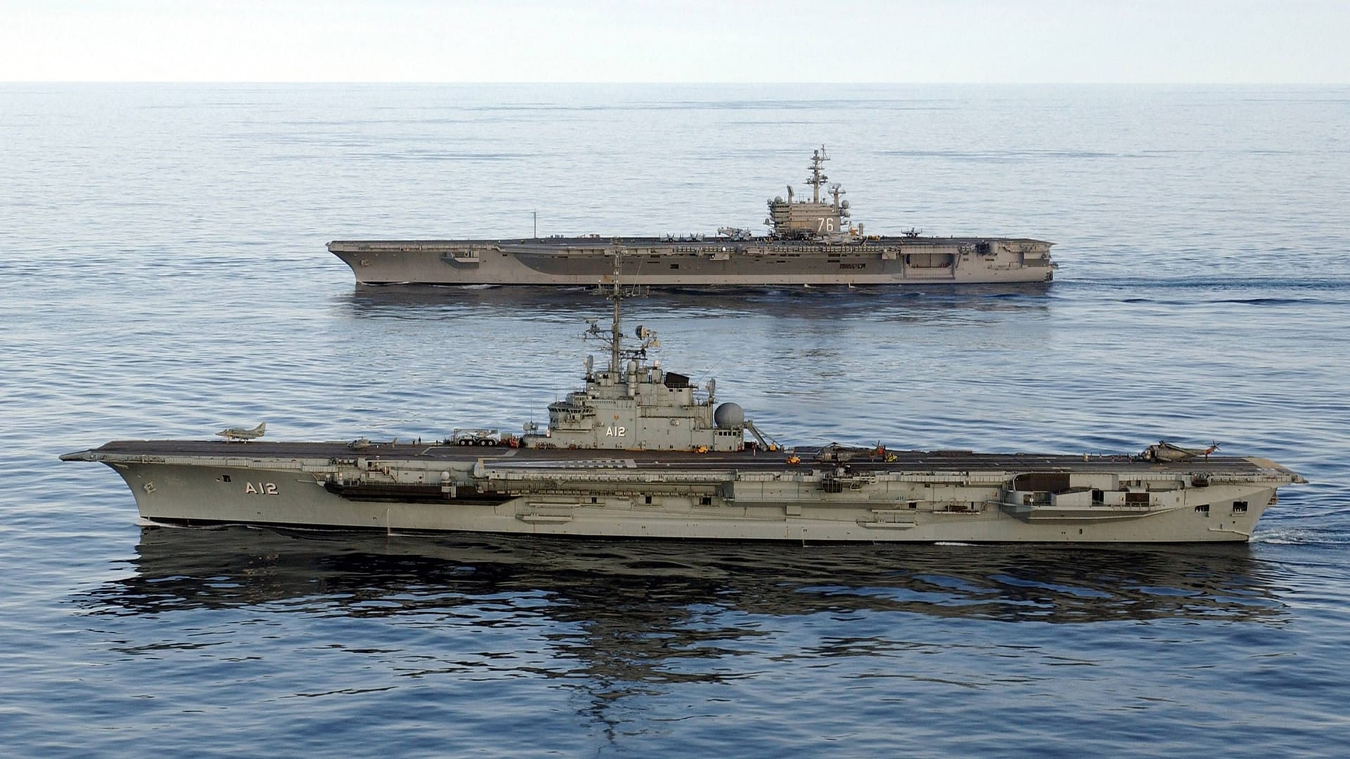 Der brasilianische Flugzeugträger "BNS Sao Paulo" (vorn) und die "USS Ronald Reagan" (Symbolfoto): Brasiliens Marine hat ein umherirrendes Geisterschiff versenkt.