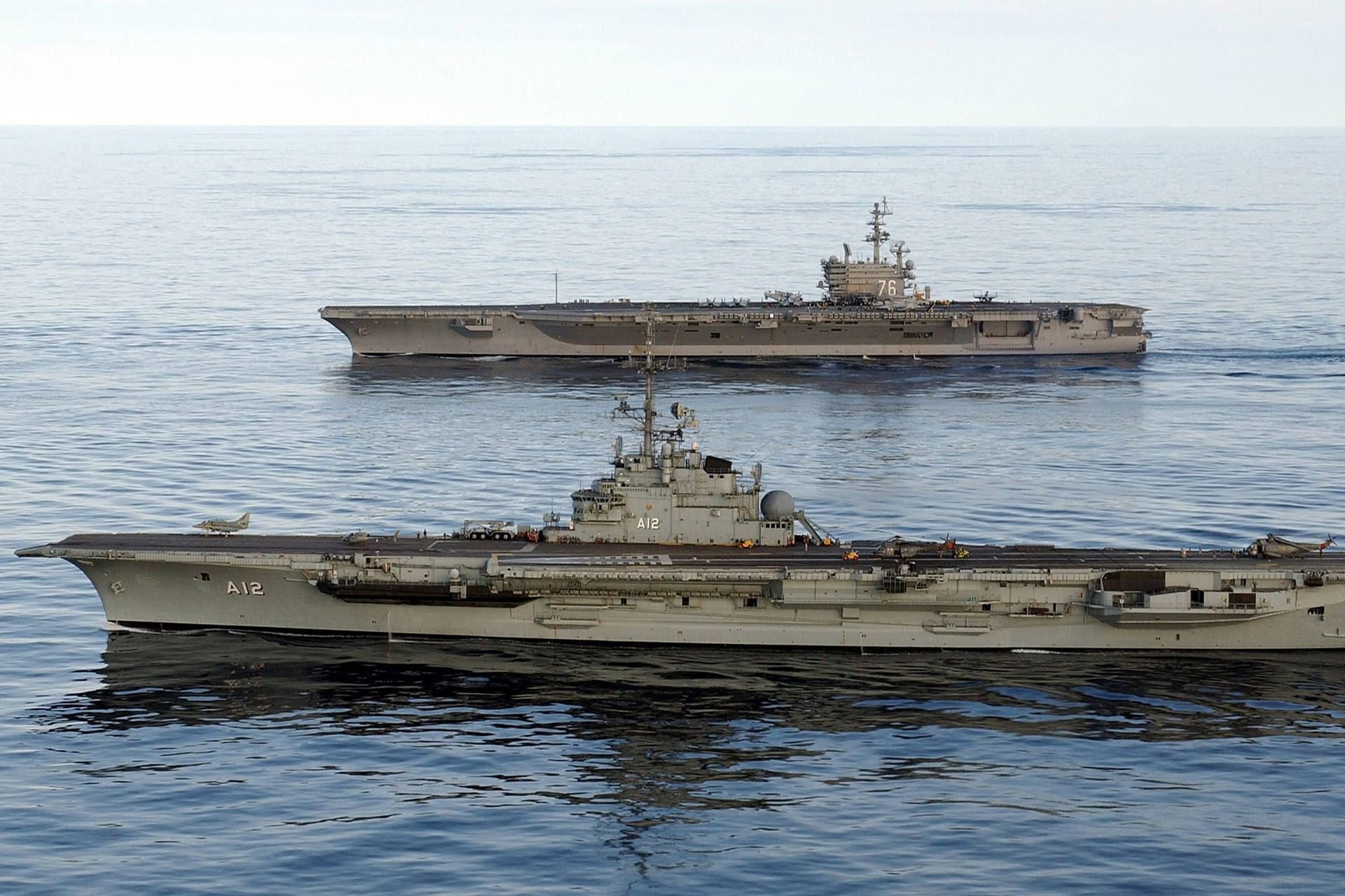 Der brasilianische Flugzeugträger "BNS Sao Paulo" (vorn) und die "USS Ronald Reagan" (Symbolfoto): Brasiliens Marine hat ein umherirrendes Geisterschiff versenkt.